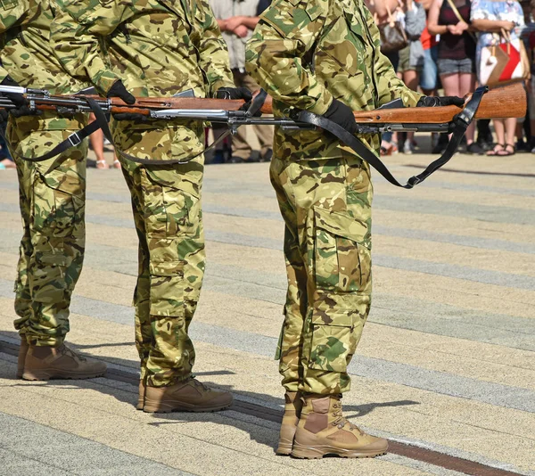 Żołnierzy Rzędu Pistoletami — Zdjęcie stockowe