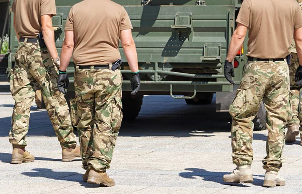 Żołnierzy Obok Militaria Pojazd — Zdjęcie stockowe