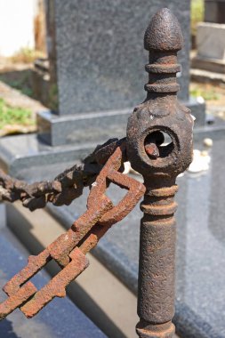 Paslı kutup ve bir mezar taşı Yahudi mezarlığı yanındaki Zinciri