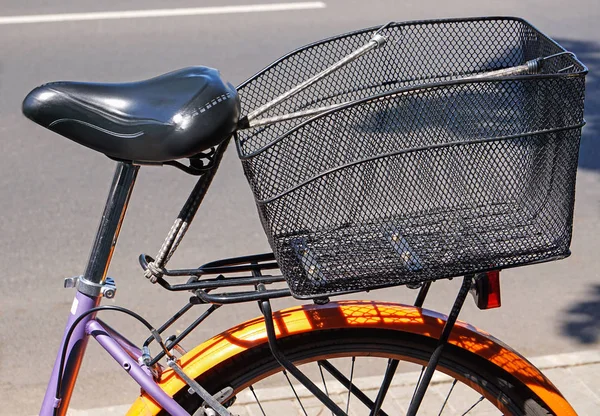 Alışveriş Sepeti Ile Bir Bisiklet Parçası — Stok fotoğraf