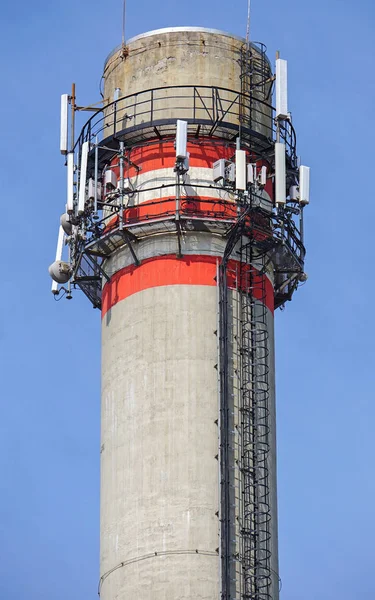 Güç Istasyonu Antenleri Ile Duman Yığını — Stok fotoğraf