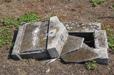 Yahudi mezarlığı harap eski mezar taşı