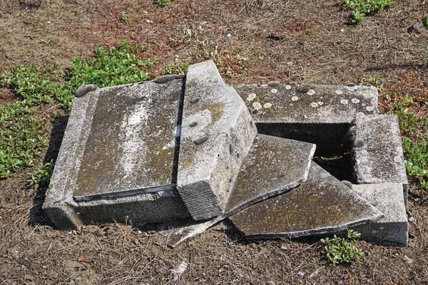 在犹太公墓毁坏了老墓碑 — 图库照片