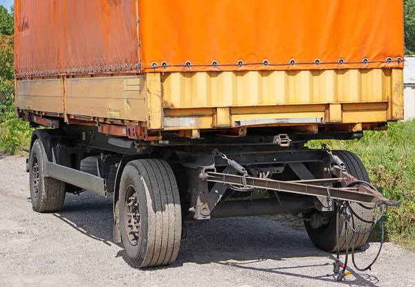 Yolun yanındaki bir kamyon römork