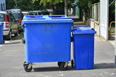 Şehrin sokak üzerinde çöp kutuları