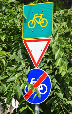 Sokak yanında bisiklet yolu ve verim işaretleri