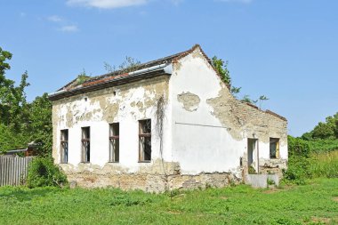 Yıkım önce eski yıkık ev