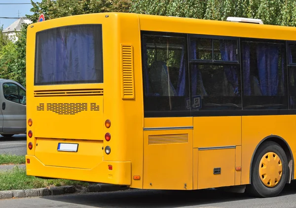 Κίτρινο Λεωφορείο Στο Σταθμό — Φωτογραφία Αρχείου