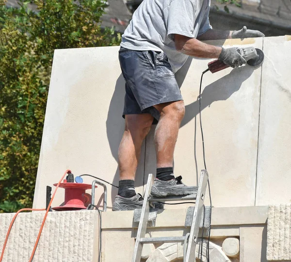 Trabajador Construcción Trabaja Con Una Amoladora Aire Libre — Foto de Stock