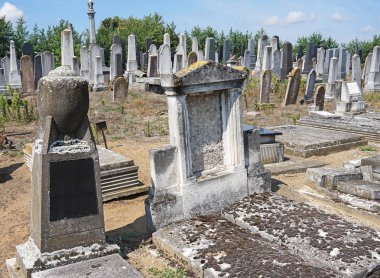 Yahudi cemeter içinde mezar taşları