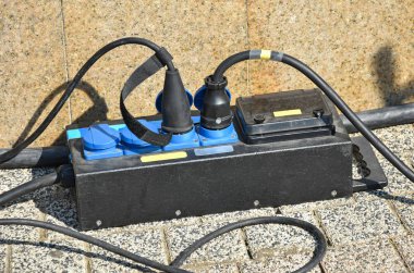 Elektrik prizi ve kabloları açık