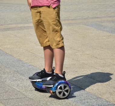 Genç çocuk bir hoverboard üzerinde