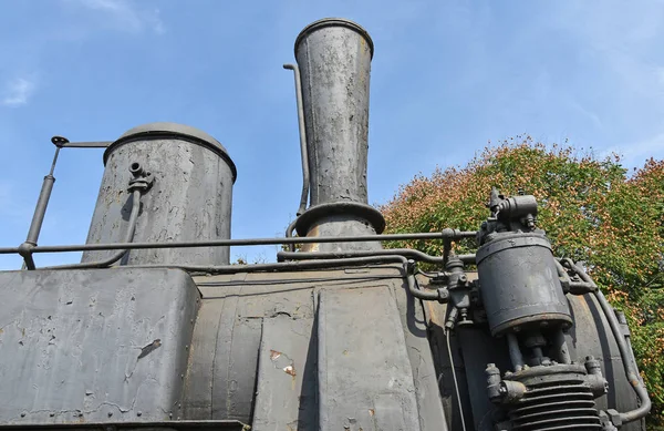 老生锈的机车的烟囱 — 图库照片