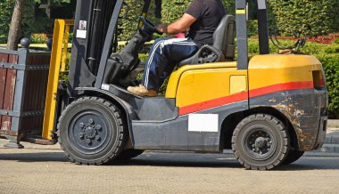 Forklift şehrin sokak çalışır