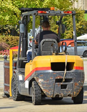Sokakta işyerinde forklift