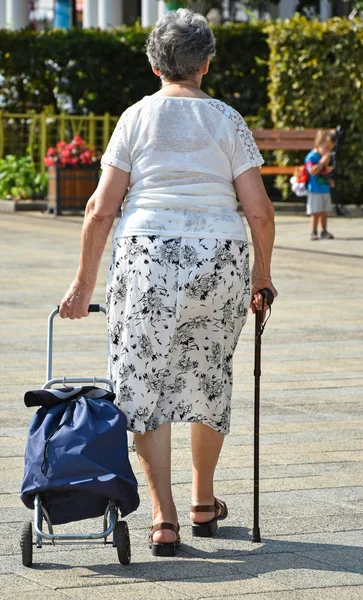 街上有购物袋的老妇人 — 图库照片