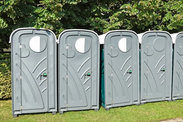 Üst üste sokakta Portatif tuvaletler