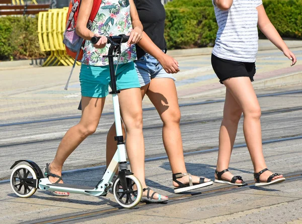 Giovani Ragazze Che Camminano Strada Con Rullo — Foto Stock