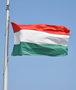 Macar bayrak dalgalara karşı gökyüzü