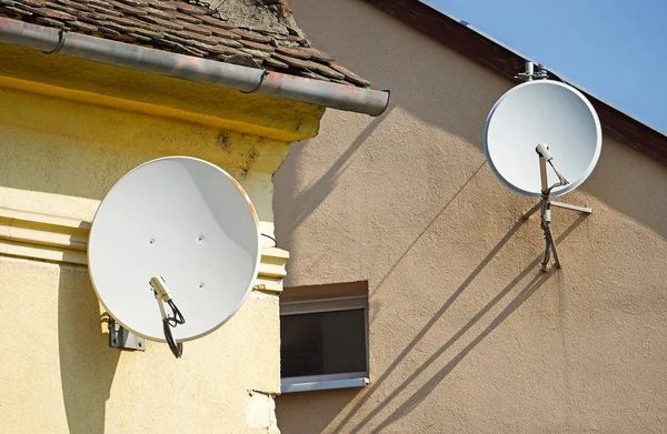 Bir Binanın Duvarına Parabolik Antenler — Stok fotoğraf