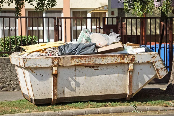 거리에 쓰레기통 — 스톡 사진
