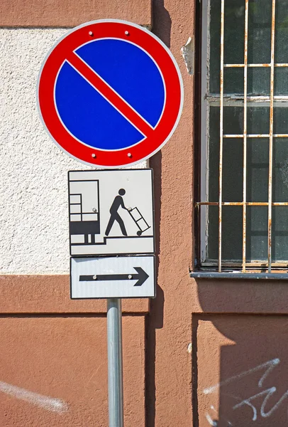 Warten Sie Nicht Hier Und Ladefläche Verkehrsschild — Stockfoto