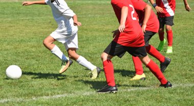 Çocuklar futbol oynayan