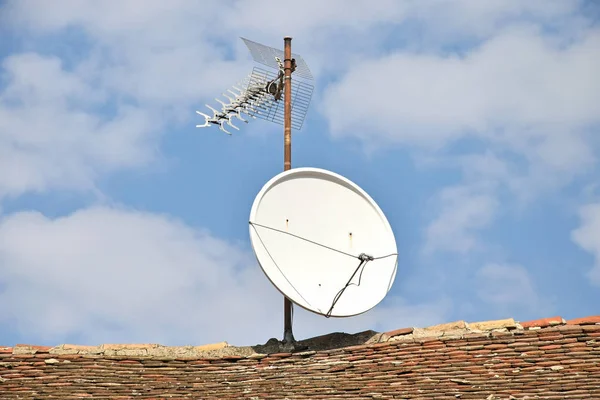 Bir Evin Çatısında Antenler — Stok fotoğraf