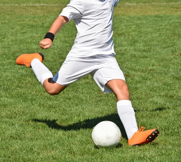 Genç Futbolcu Topa Başladı — Stok fotoğraf