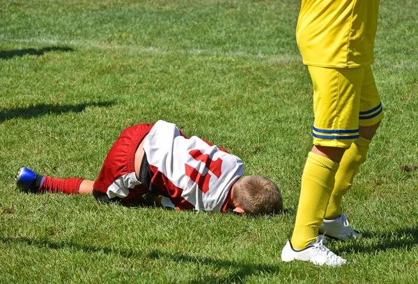 子供のサッカーの試合での負傷 — ストック写真