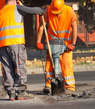 Yol inşaatında çalışanlar var.