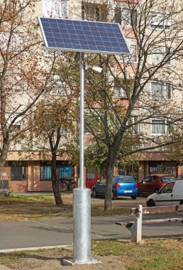 Güvenlik kamerası bir direk güneş panelleri tarafından desteklenmektedir