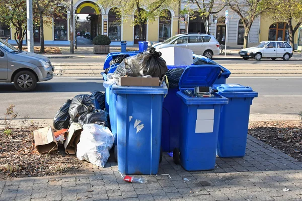 도시의 거리에 쓰레기통 — 스톡 사진