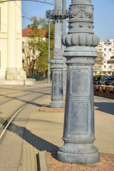 路上の大きな金属電柱 — ストック写真