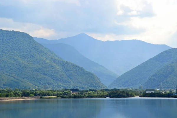 山脉和湖泊在特兰西瓦尼亚 罗马尼亚 — 图库照片