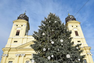 Kilise Kulesi'nin yanında yüksek Noel ağacı