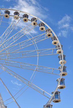 Gökyüzü karşı yüksek dönme dolap