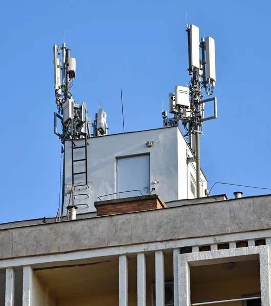 Antenas Topo Edifício — Fotografia de Stock