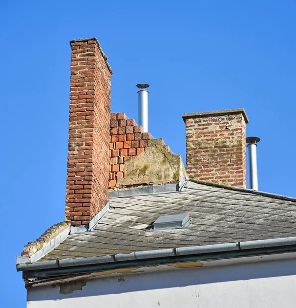 Rauch Stapelt Sich Auf Dem Dach Eines Alten Gebäudes — Stockfoto