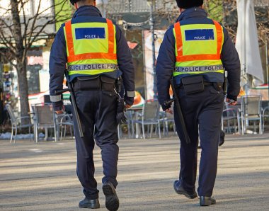 Polis memuru sokakta yürümek