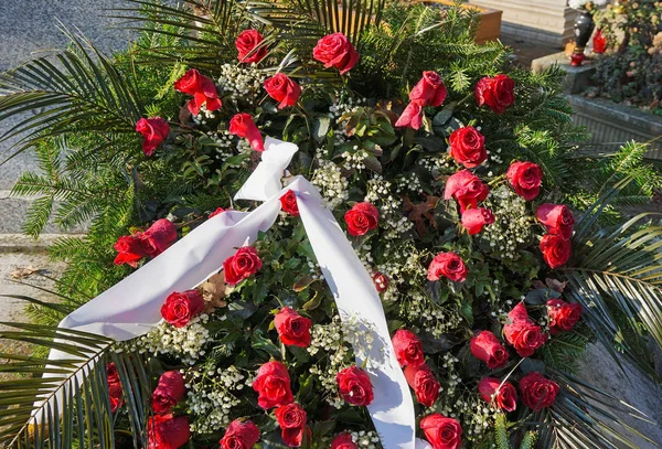 Coroa Rosas Lápide Cemitério — Fotografia de Stock