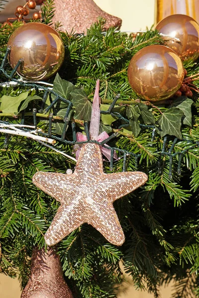 Árbol Navidad Con Decoraciones —  Fotos de Stock