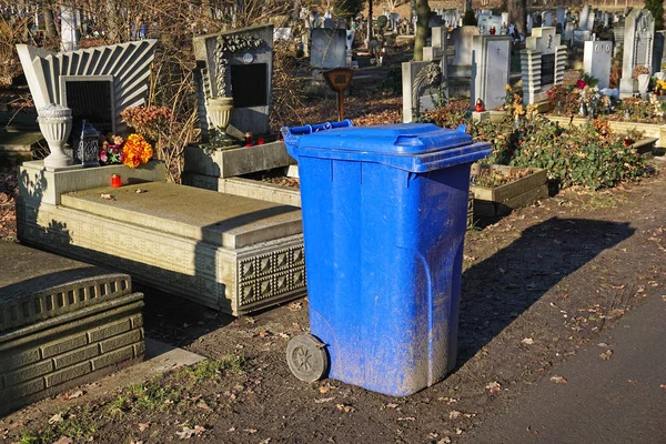 Lata Lixo Cemitério Público — Fotografia de Stock