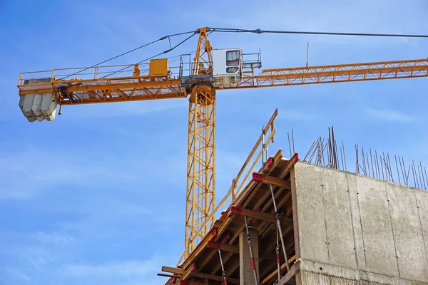 İnşaat alanında bir vinç var.