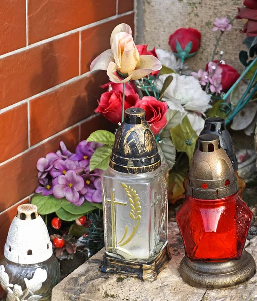 Lanternas Flores Cemitério Público — Fotografia de Stock
