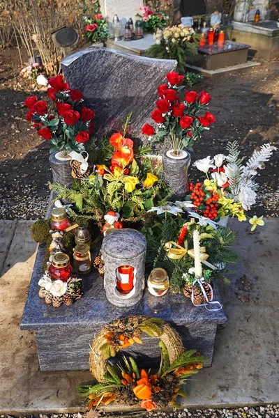 Flores Grinaldas Lápide Cemitério Público — Fotografia de Stock