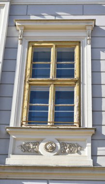 Eski bir binanın penceresi