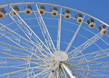 Gökyüzü karşı büyük dönme dolap