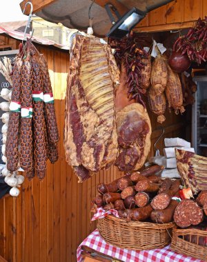 Tütsülenmiş jambon sosis ve kırmızı biber