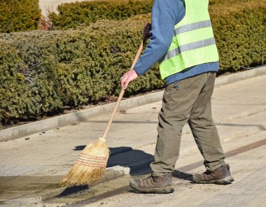 Yolda işyerinde sokak süpürge